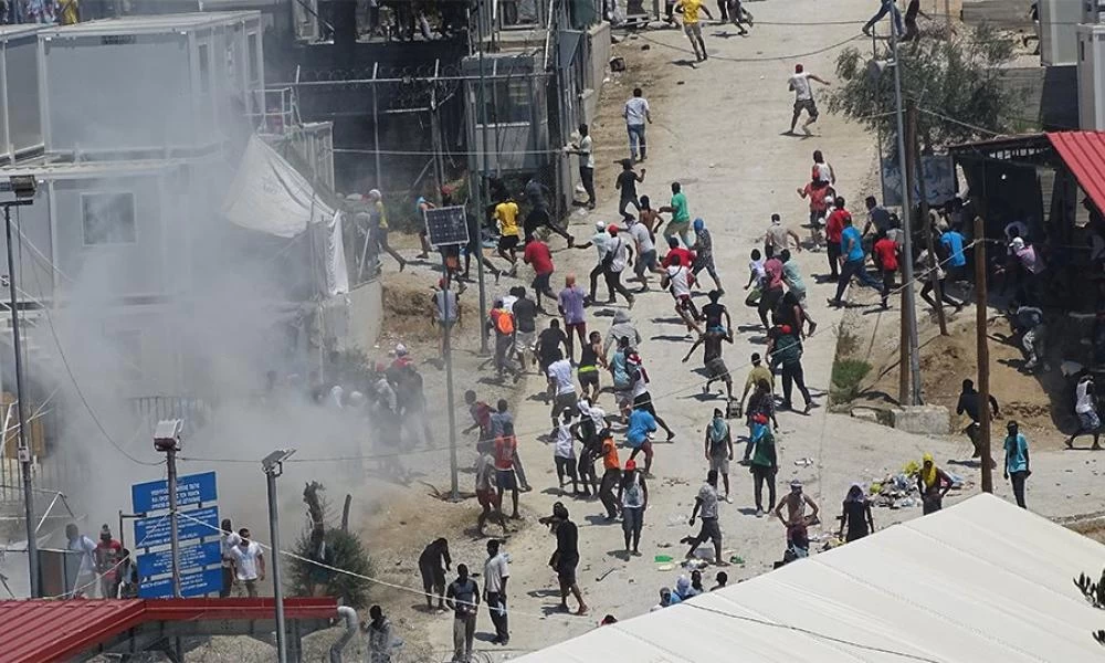 Χάος στη Μόρια: Επίθεση μεταναστών σε ντόπιους και εισβολές σε σπίτια